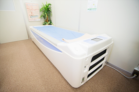 熊谷市で交通事故治療ならひかり整骨院・接骨院の腰痛時のベッド画像